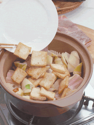 依次下春筍、豆腐，開水沒過食材。
