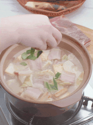 一小撮鹽、糖、雞精調(diào)味，最后撒點蒜葉點綴。