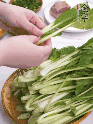 小青菜掰成一片片。