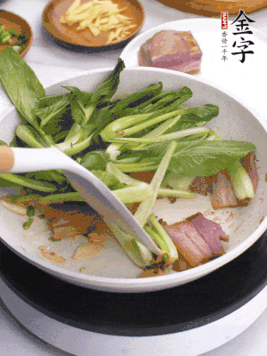 下小青菜翻炒，菜梆子變軟時(shí)，撒一點(diǎn)鹽、雞精調(diào)味。