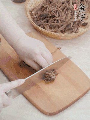 干茶樹菇浸泡過夜，去老根焯水，擠干水份。