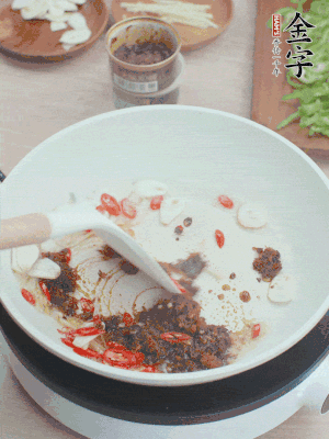 熱鍋涼油，姜蒜、辣椒、金字火腿xo醬炒香。