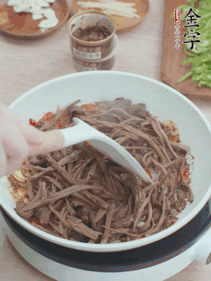 下茶樹菇煸炒4分鐘。