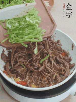 水分煸干，下青椒絲快炒1分鐘。