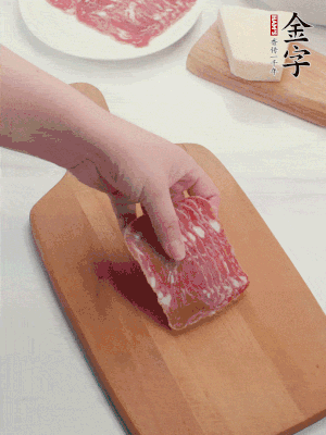 金字培根火腿改刀切小片；白洋蔥切??；新鮮豌豆剝殼。