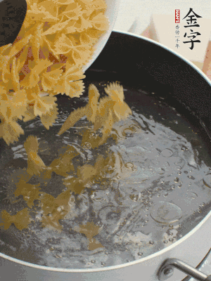 蝴蝶面加橄欖油煮熟；豌豆焯水30秒。