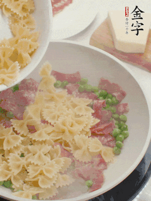 1小勺鹽調(diào)味，混合一起燉煮一下。