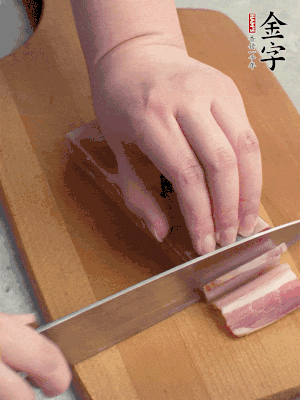 百合切去頭尾，分開洗凈;咸肉切薄片。