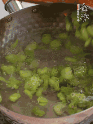 鍋中水沸，放一撮鹽，下蠶豆豆瓣焯3分鐘，下百合，3秒撈出，一起撈出瀝水。