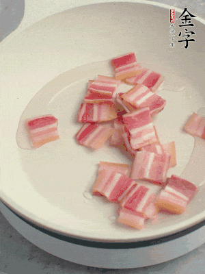 鍋中少許油，金字淡咸肉煸香。