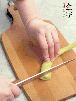 蔥切段，姜切絲，辣椒斜切成塊。