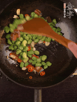 再下蠶豆煸炒，加1勺料酒調(diào)味。