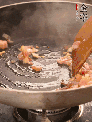 熱油爆香大蒜粒，煸香咸肉丁，淋一勺黃酒調(diào)味。