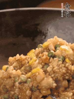 再下糯米，1勺蠔油、2勺生抽調(diào)味翻炒均勻。