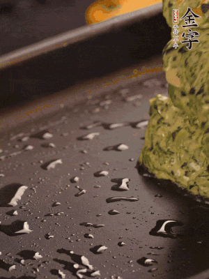 熱鍋擦一下油，下面糊攤平。