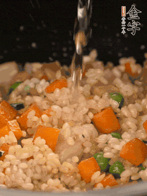 把食材轉(zhuǎn)移到電飯鍋中，倒入點(diǎn)清水，正常煮飯。