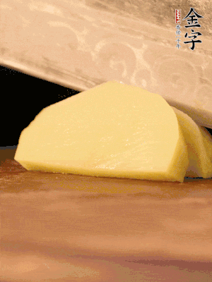 土豆去皮切丁。水開后，放入鍋中煮2-3分鐘，撈出瀝干水分。