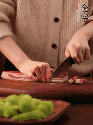 金字淡咸肉切片，冷水入鍋，加姜片、料酒略焯水。同步，五花肉切塊焯水。