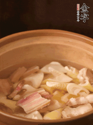春筍、咸肉、咸肉一起入砂鍋，加姜片、料酒、清水大火煮沸到湯色變白。轉(zhuǎn)小火慢篤半小時(shí)。