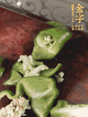 辣椒洗凈斜切成段，蒜切片。