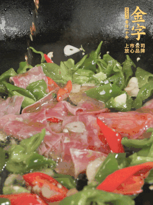 再下蒸炒火腿煸炒，加少許白糖提鮮。