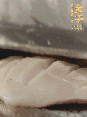 鮑魚用勺子撬出來(lái)，去掉內(nèi)臟和牙齒，加面粉、白醋、鹽、啤酒抓一下，清水洗凈，切花刀。