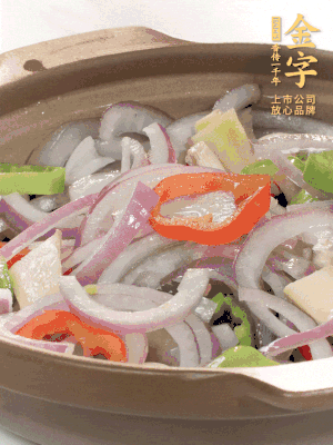 砂鍋底鋪上香菜，放上料頭，再放上焯過(guò)水的鮑魚殼。