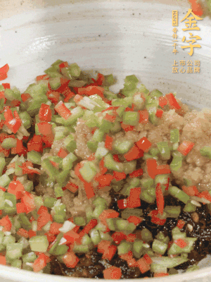 XO醬、蒜蓉醬、青紅椒粒攪拌成醬料。
