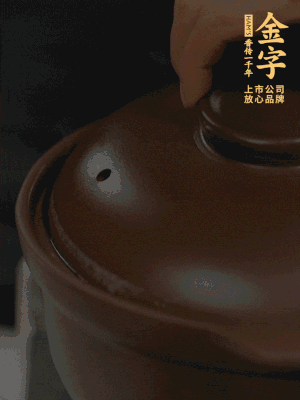 雞、火腿、姜片一起放入砂鍋中，大火轉(zhuǎn)小火燉2小時。