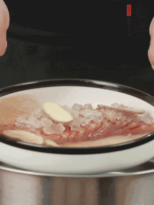 置于盤(pán)中，加冰糖100g、黃酒100g、水200g，上鍋蒸20分鐘。