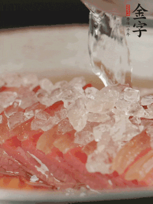 依舊放上冰糖100g、黃酒100g、水200g，鍋中再蒸15分鐘。