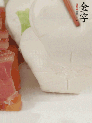 生菜切段，放入荷葉夾。