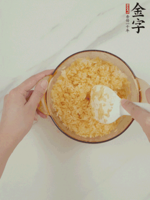 隔夜剩米飯加蛋黃攪拌均勻。