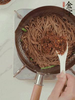 下蕎麥面，淋上少許醬油，加2勺金字火腿大師醬略翻炒即可。
