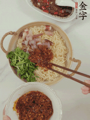 在面上鋪魷魚、香菜、金字火腿大師醬。