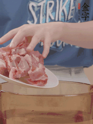 排骨剁小塊，加姜片、料酒沸水下鍋焯水。