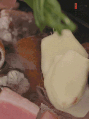 加姜片、蔥結(jié)、料酒。