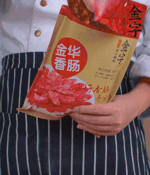 香腸切成斜片，小米辣切成斜片。