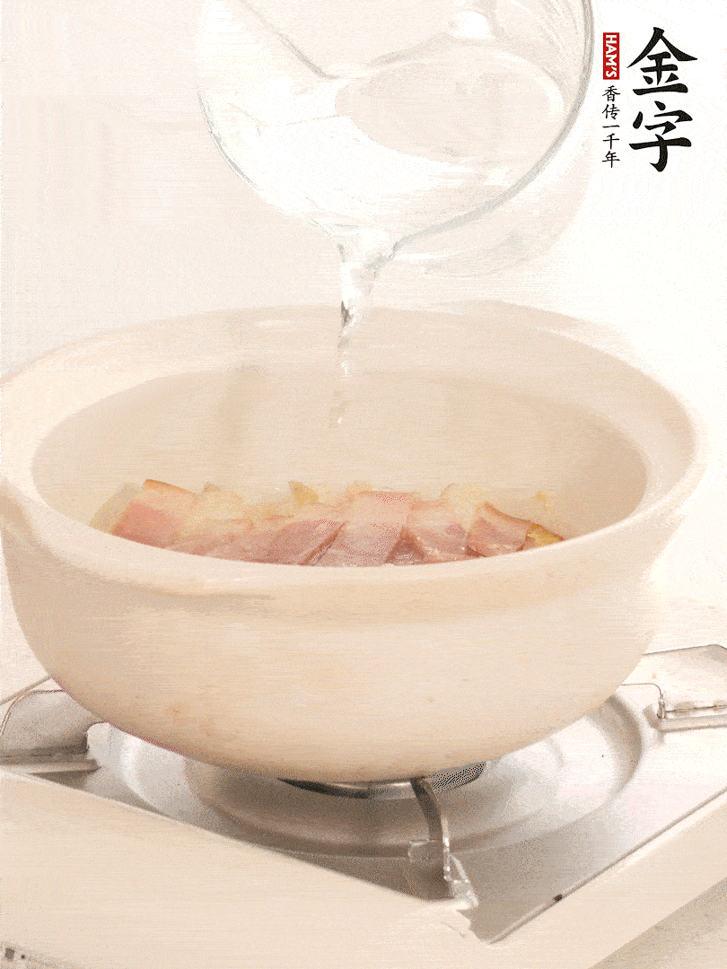 放入火腿片，加開水，再加入豆腐