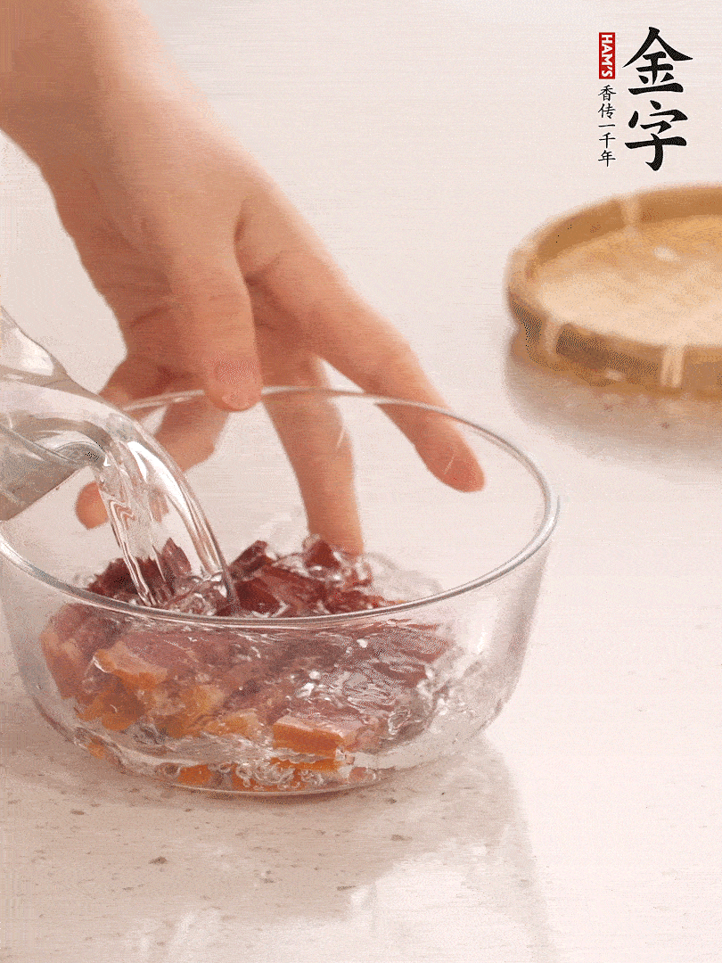 金字火腿切片，溫水泡5分鐘。