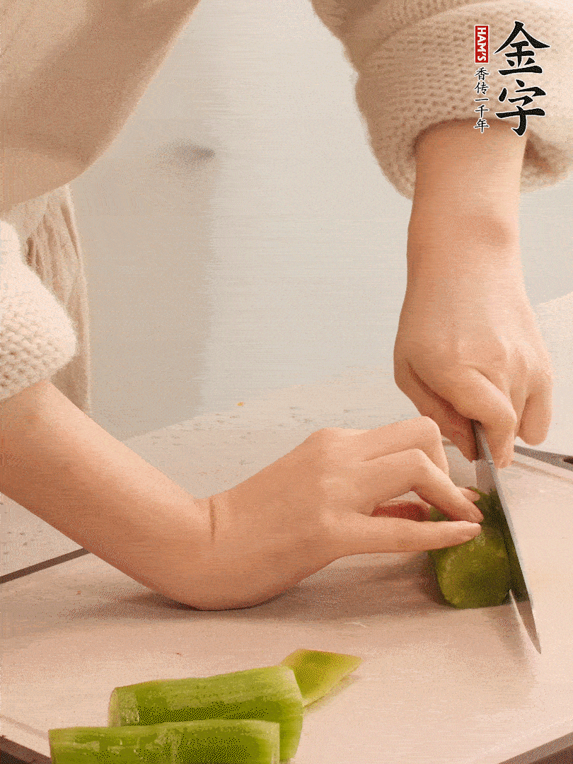 萵筍和白蘿卜用擦絲器擦成細(xì)絲。