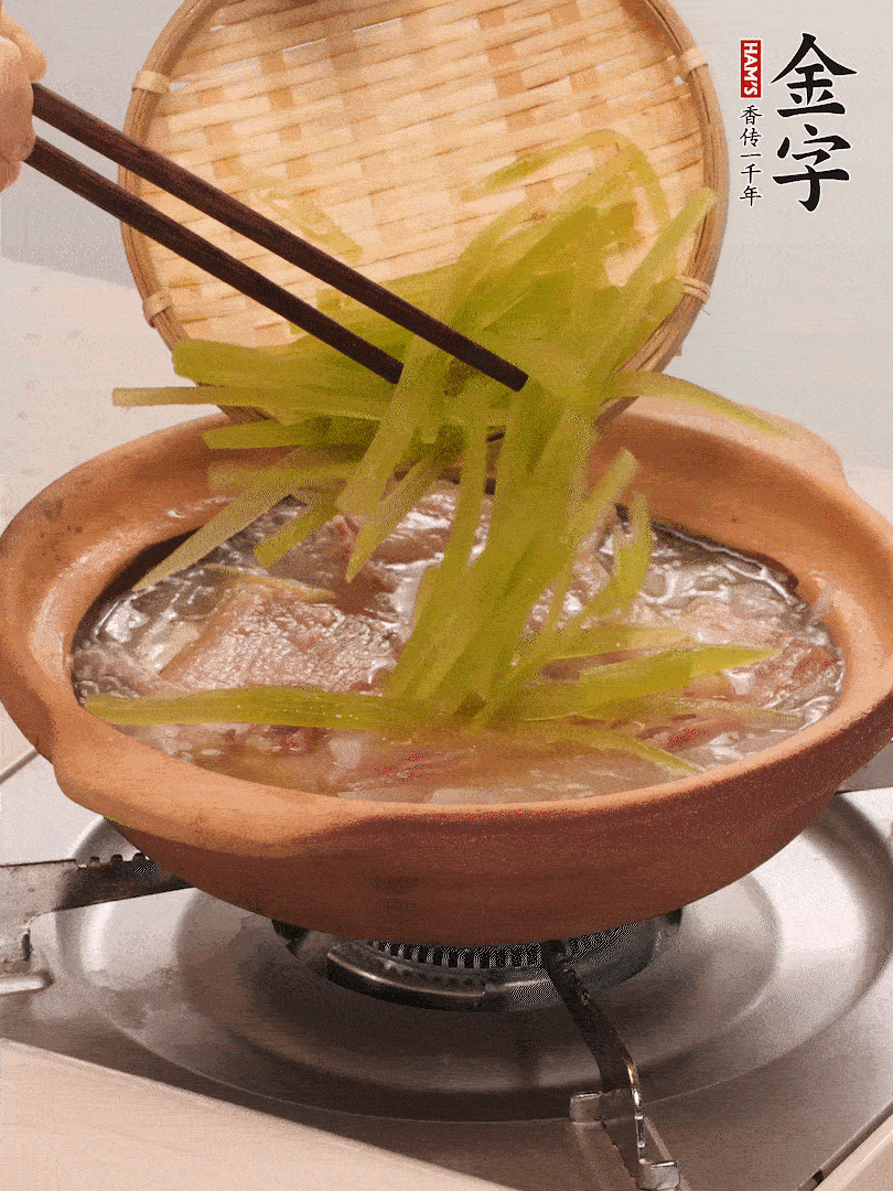 倒入熱水煮開后，轉(zhuǎn)小火燉煮10分鐘，呈奶白色湯底。