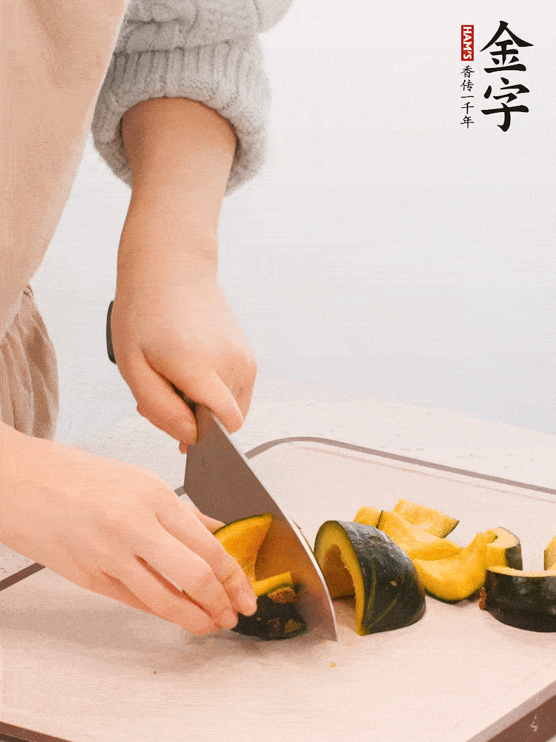 貝貝南瓜切小塊，生姜切成姜絲。