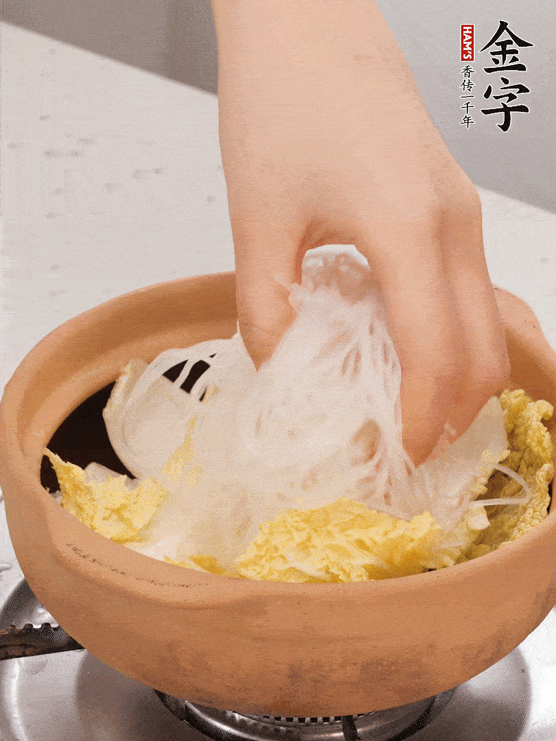 放入提前泡軟的粉絲，蓋上蒜蓉醬汁