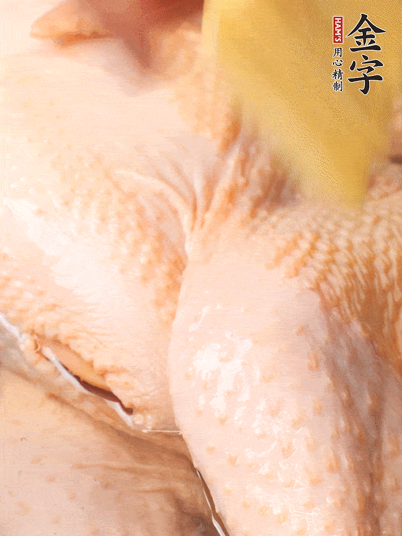 老母雞去頭去尾，斬去雞爪。冷水入鍋，加料酒、蔥姜焯水，煮出浮沫后撈出，用清水洗凈