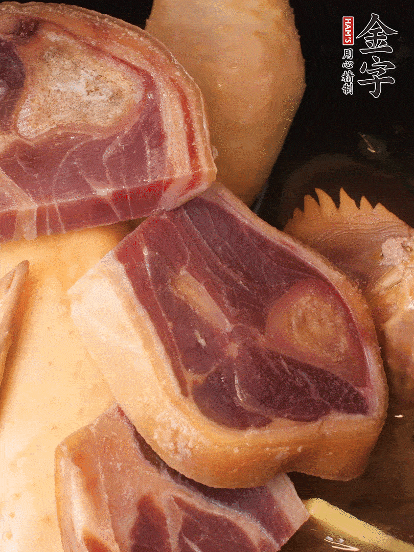 火踵、老母雞加蔥、姜、料酒、清水，大火燒開后轉(zhuǎn)小火，燉1小時