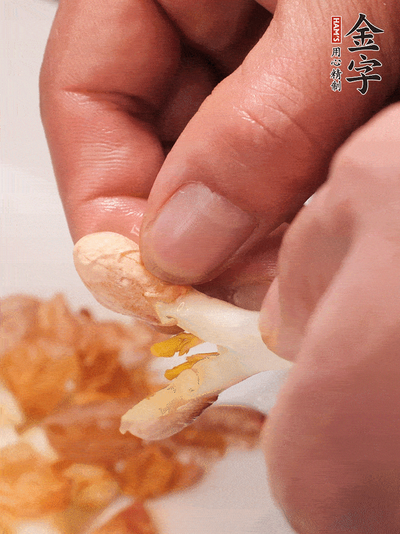 花生芽切段。開水焯水1分鐘，去掉頂部的花生皮