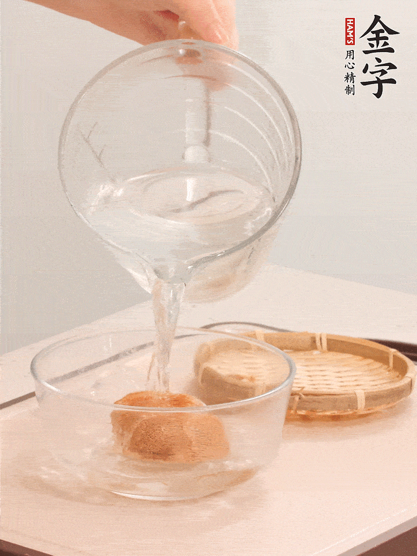 猴頭菇至少泡發(fā)半小時，將浸泡后的黃水擠干；