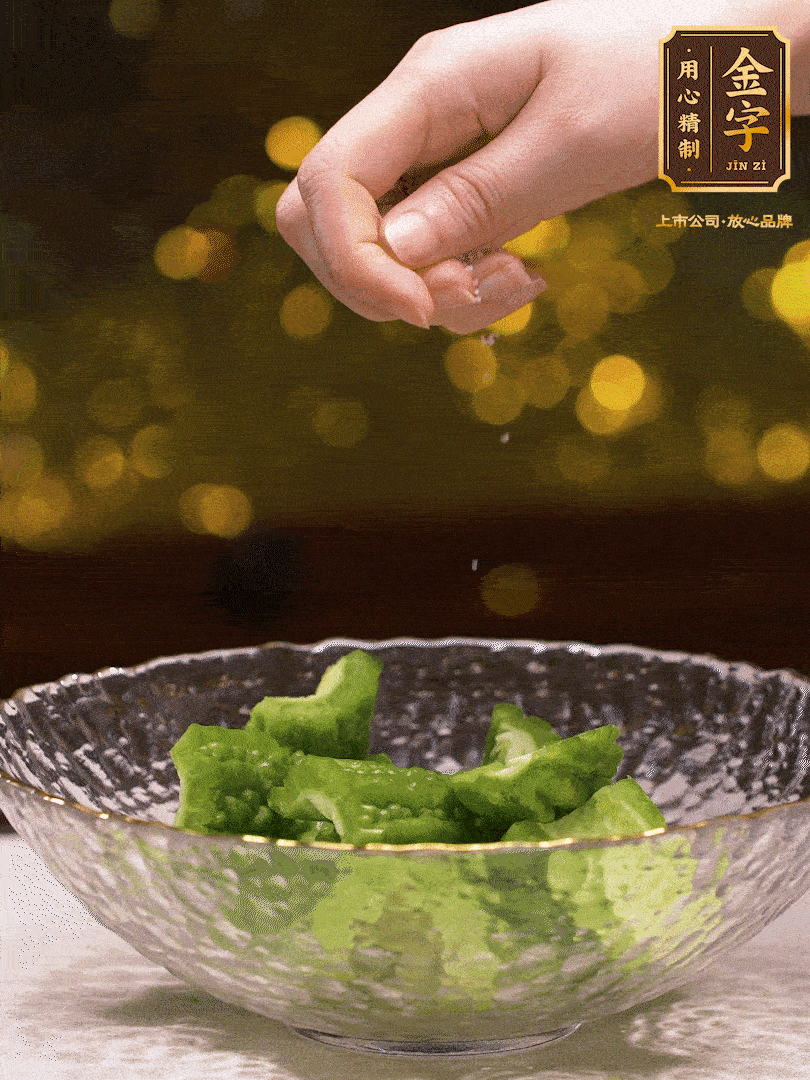 處理好的苦瓜切段（5cm），加點鹽鹽腌一下，去除一下苦味
