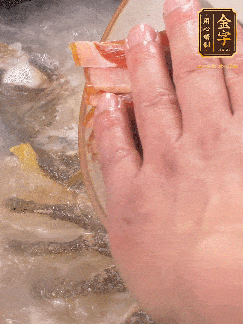將煎好的魚，倒入三大碗開水。大火煮開后放入1個蔥結(jié)、2片姜片和1勺料酒和火腿片